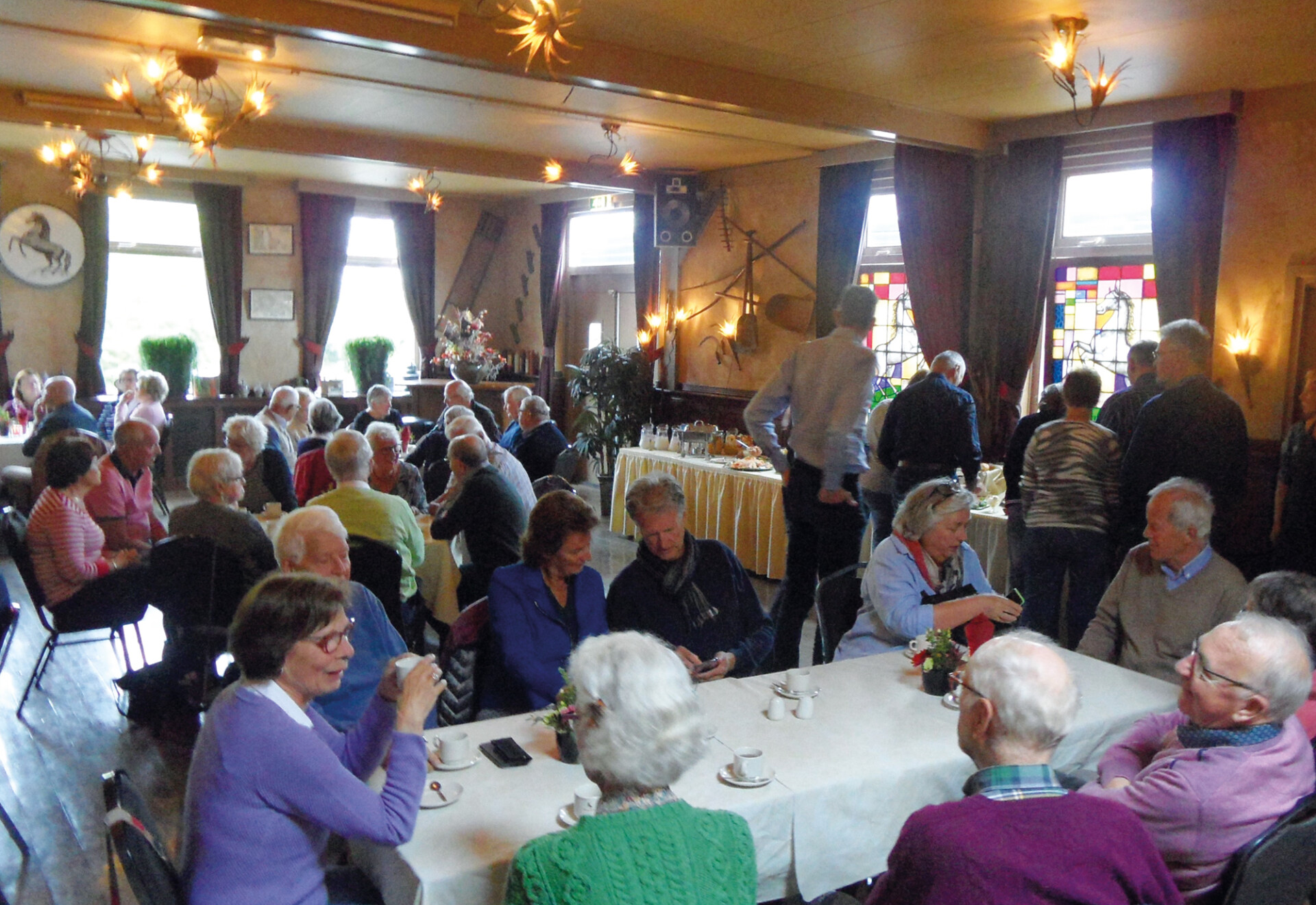 045 EVENEMENT Goed gevulde zaal lunchen